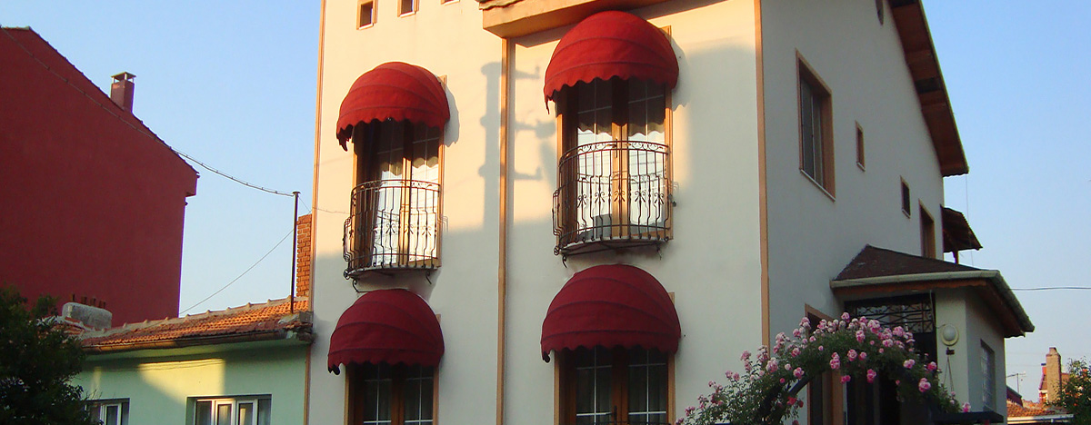red ballon awning
